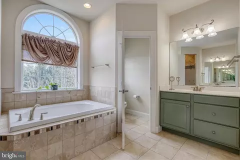 Bath - 395 Ecker Dr, Lititz, PA 17543 photo 4 of 7
