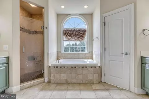 Bath - 395 Ecker Dr, Lititz, PA 17543 photo 2 of 7