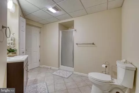 Bath - 395 Ecker Dr, Lititz, PA 17543 photo 6 of 7