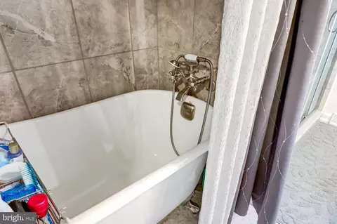 Bath - 912 Perry Rd, Lititz, PA 17543 photo 2 of 6