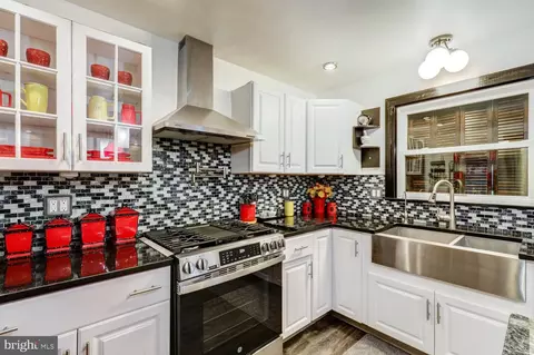 Kitchen - 912 Perry Rd, Lititz, PA 17543 photo 3 of 6