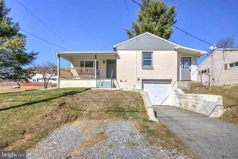 215 Akron Rd, Ephrata, PA 17522