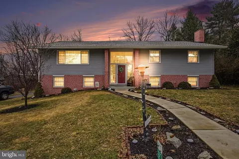 1033 S Mount Joy St, Elizabethtown, PA 17022