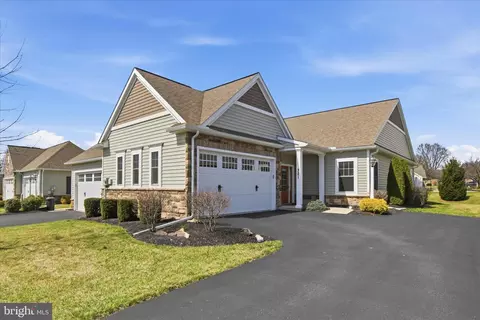 321 Pin Oak Dr, Lititz, PA 17543