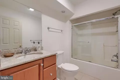 Bath - 66 Farmview Ln, Lititz, PA 17543 photo 3 of 3