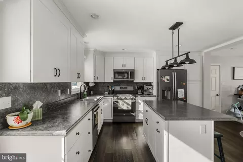 Kitchen - 646 W Brubaker Valley Rd, Lititz, PA 17543 photo 2 of 3
