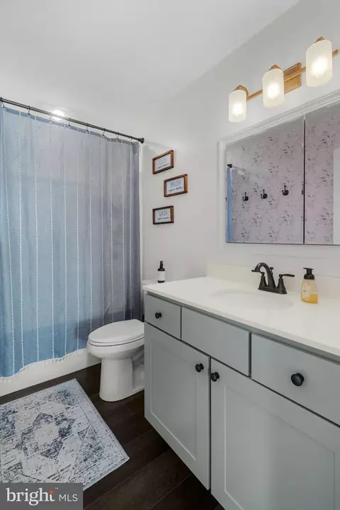 Bath - 646 W Brubaker Valley Rd, Lititz, PA 17543 photo 1 of 3