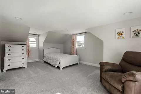 Bedroom - 646 W Brubaker Valley Rd, Lititz, PA 17543 photo 5 of 6