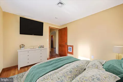 Bedroom - 211 Noble St, Lititz, PA 17543 photo 2 of 3