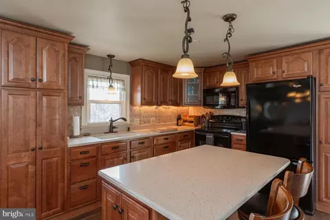 Kitchen - 45 Plum St, Lititz, PA 17543 photo 2 of 15