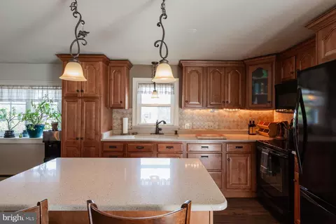 Kitchen - 45 Plum St, Lititz, PA 17543 photo 4 of 15