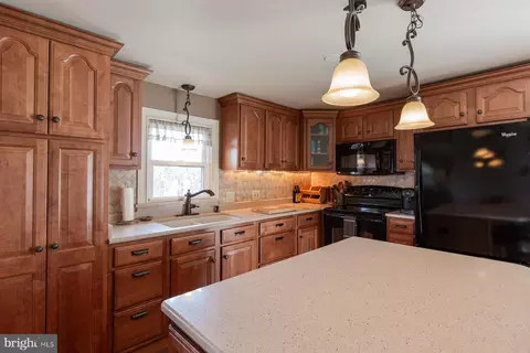 Kitchen - 45 Plum St, Lititz, PA 17543 photo 8 of 15