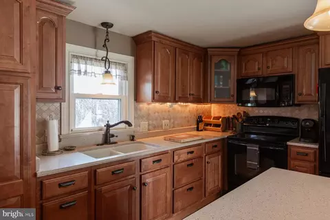 Kitchen - 45 Plum St, Lititz, PA 17543 photo 5 of 15