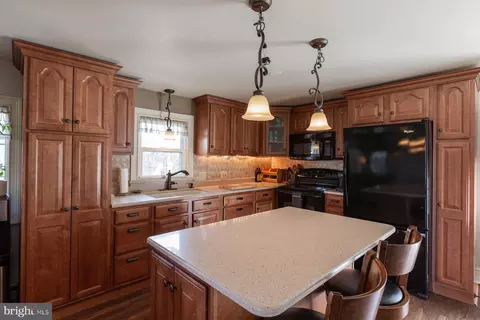Kitchen - 45 Plum St, Lititz, PA 17543 photo 7 of 15