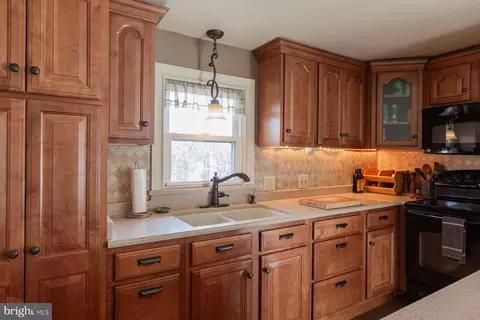 Kitchen - 45 Plum St, Lititz, PA 17543 photo 9 of 15