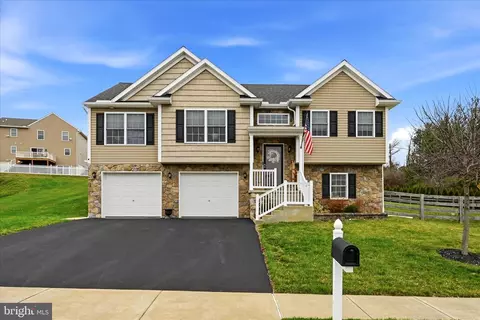 1363 Perry Dr, Denver, PA 17517