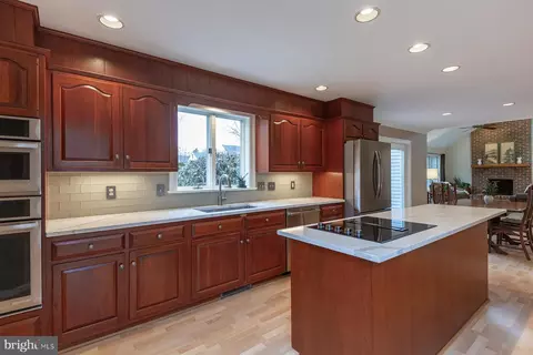 Kitchen - 537 Randolph Dr, Lititz, PA 17543 photo 4 of 8