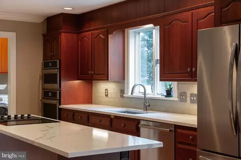 Kitchen - 537 Randolph Dr, Lititz, PA 17543 photo 5 of 8
