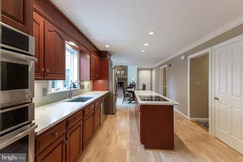 Kitchen - 537 Randolph Dr, Lititz, PA 17543 photo 3 of 8