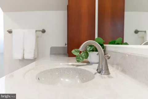 Bath - 537 Randolph Dr, Lititz, PA 17543 photo 3 of 4