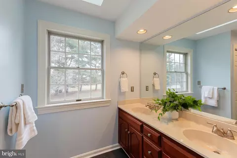 Bath - 537 Randolph Dr, Lititz, PA 17543 photo 4 of 4