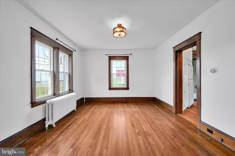 Living - 301 E Meadow Valley Rd, Lititz, PA 17543 photo 2 of 3