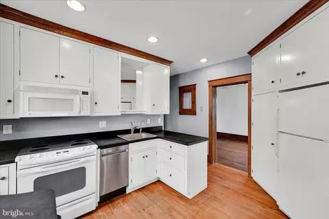 Kitchen - 301 E Meadow Valley Rd, Lititz, PA 17543 photo 4 of 4