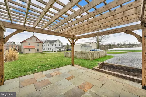 Exterior - 301 E Meadow Valley Rd, Lititz, PA 17543 photo 5 of 8