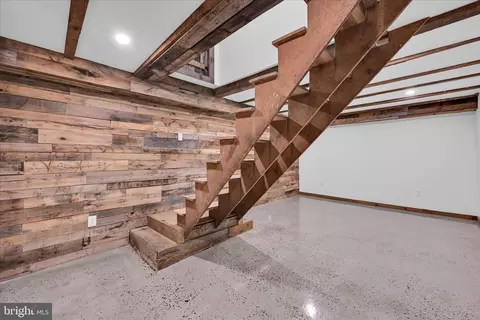 Entry Way - 301 E Meadow Valley Rd, Lititz, PA 17543 photo 3 of 4