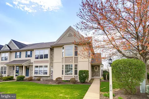 674 Royal View Dr, Lancaster, PA 17601