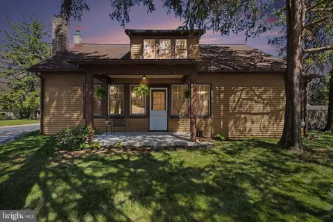 1203 Diamond St, Akron, PA 17501