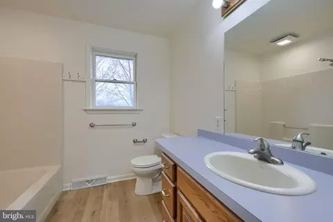 Bath - 1001 Rebecca Dr, Lititz, PA 17543 photo 2 of 3