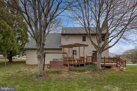 Exterior - 1001 Rebecca Dr, Lititz, PA 17543 photo 5 of 8