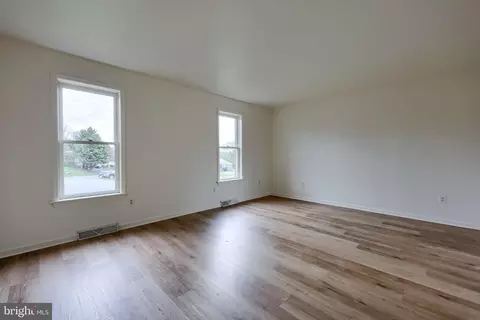 Living - 1001 Rebecca Dr, Lititz, PA 17543 photo 2 of 3