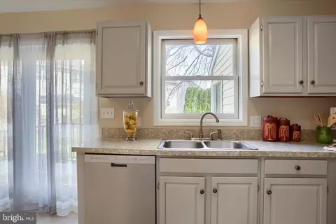 Kitchen - 339 Cardinal Rd, Lititz, PA 17543 photo 2 of 2