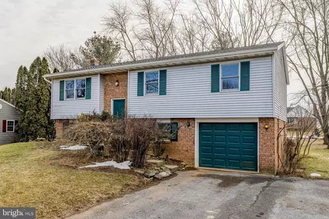 Exterior - 30 Buttonwood Dr, Lititz, PA 17543 photo 3 of 10
