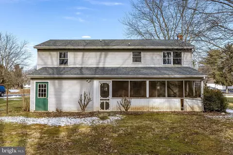 Exterior - 30 Buttonwood Dr, Lititz, PA 17543 photo 5 of 10