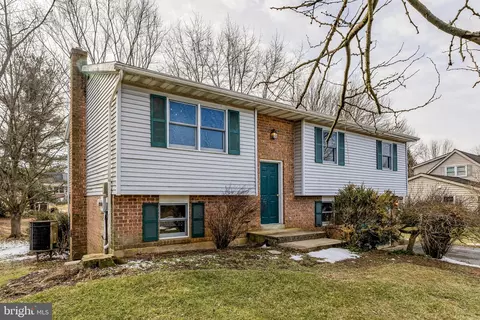 Exterior - 30 Buttonwood Dr, Lititz, PA 17543 photo 2 of 10