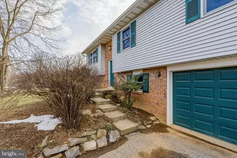 Exterior - 30 Buttonwood Dr, Lititz, PA 17543 photo 4 of 10