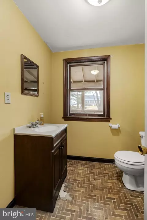 Bath - 30 Buttonwood Dr, Lititz, PA 17543 photo 2 of 2