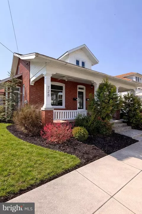 728 Main St, Akron, PA 17501