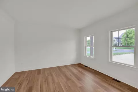 Living - 513 Cheltenham Ct, Lititz, PA 17543 photo 3 of 3