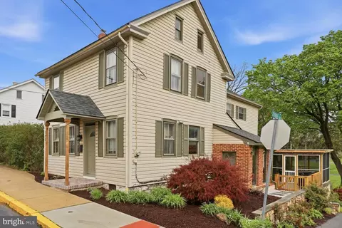 135 S Cedar St, Lititz, PA 17543