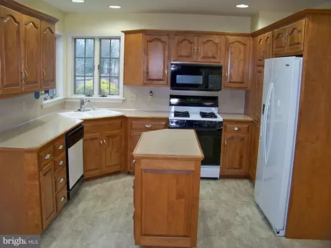 Kitchen - 339 Portland Pl, Lititz, PA 17543 photo 2 of 2