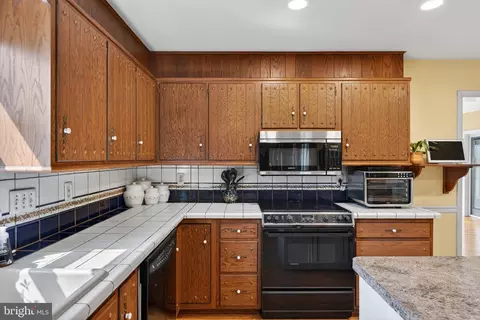 Kitchen - 579 Hi View Dr, Lititz, PA 17543 photo 4 of 6