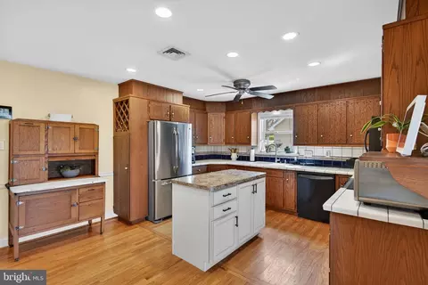 Kitchen - 579 Hi View Dr, Lititz, PA 17543 photo 2 of 6