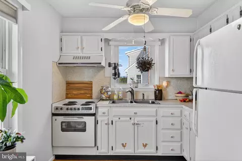 Kitchen - 579 Hi View Dr, Lititz, PA 17543 photo 6 of 6