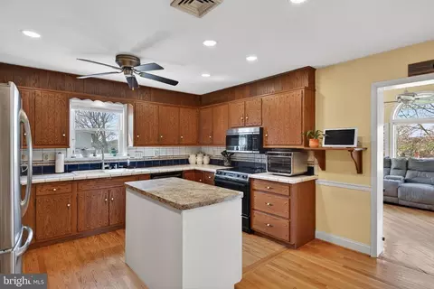 Kitchen - 579 Hi View Dr, Lititz, PA 17543 photo 3 of 6