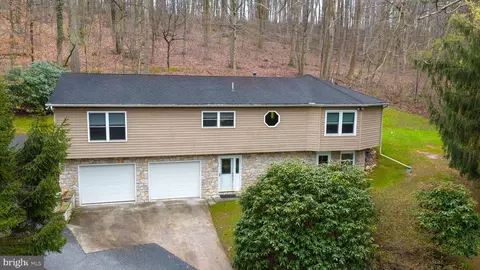42 Mount Hope School Rd, Willow Street, PA 17584