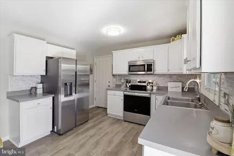 Kitchen - 213 Skylark Rd, Lititz, PA 17543 photo 3 of 4